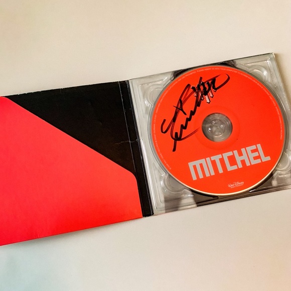 SIGNED Mitchel Musso Album - Picture 1 of 4